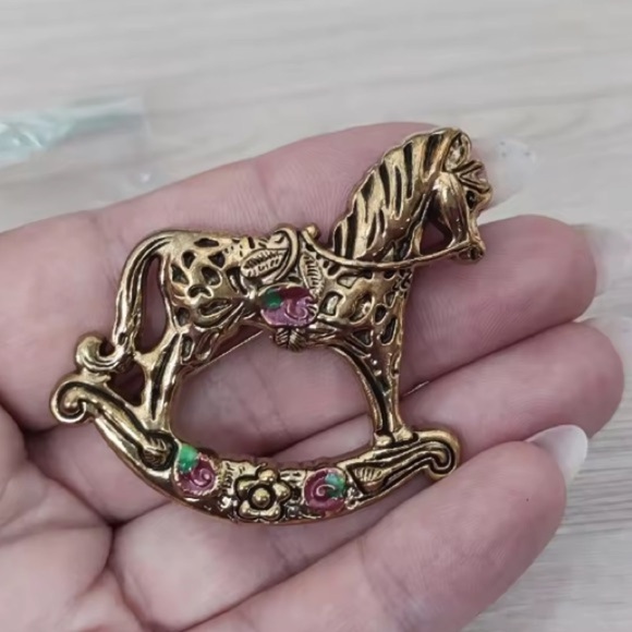 Vintage Rocking Horse Pegasus Brooch - Picture 6 of 12